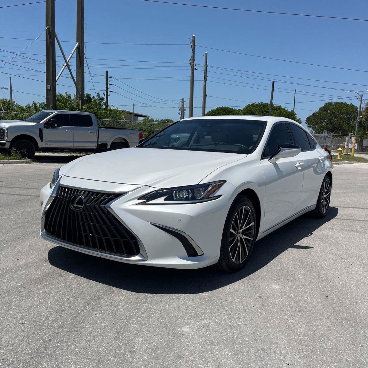 Used 2023 Lexus ES 350 w/ Premium Package FWD image 2