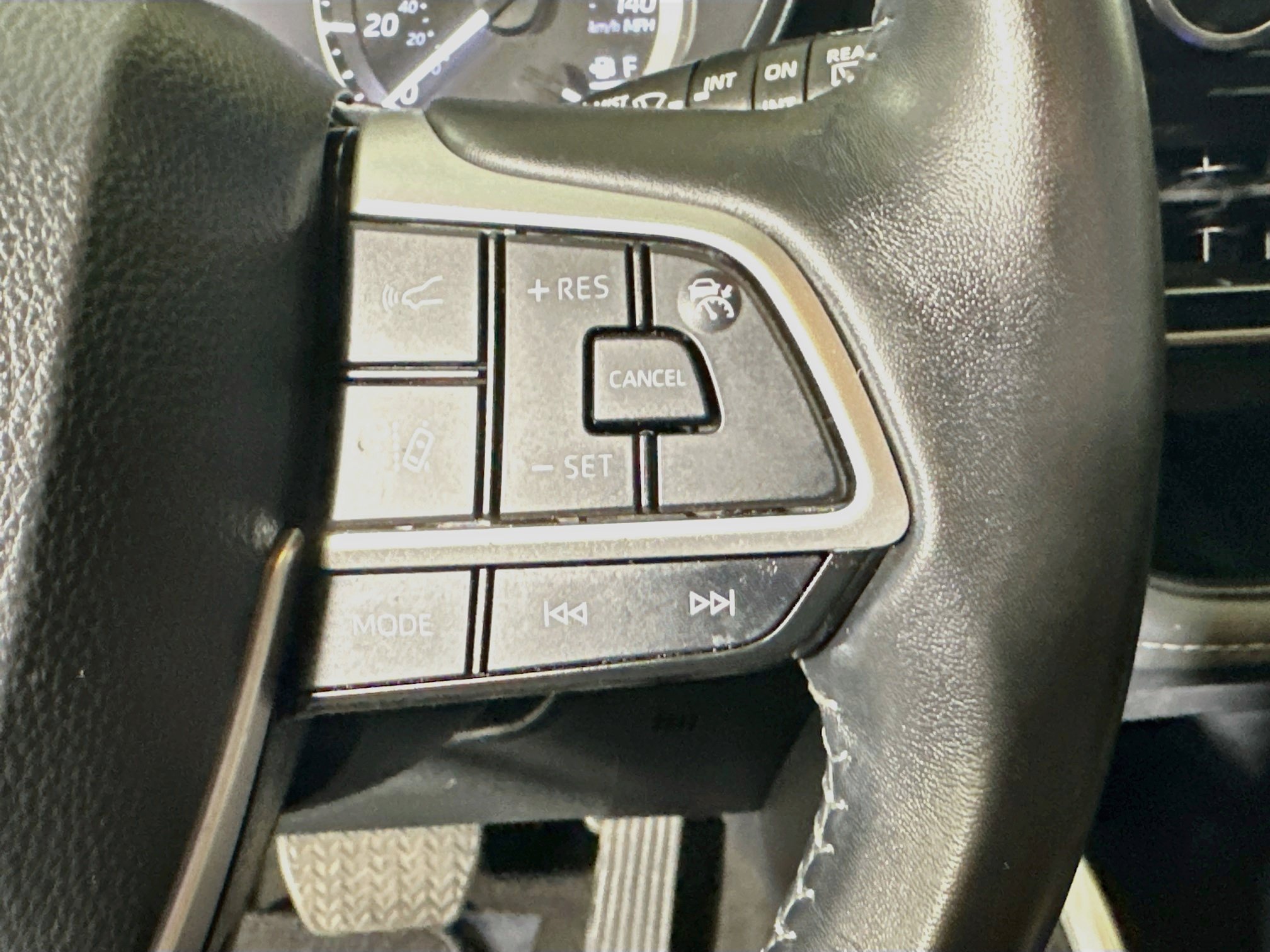 Used 2024 Toyota Highlander LE FWD image 17
