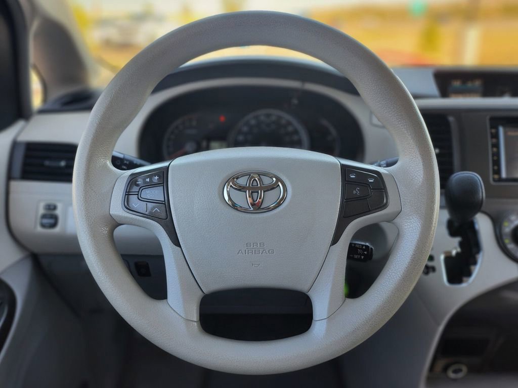 Used 2012 Toyota Sienna LE w/ Towing Pkg FWD image 18
