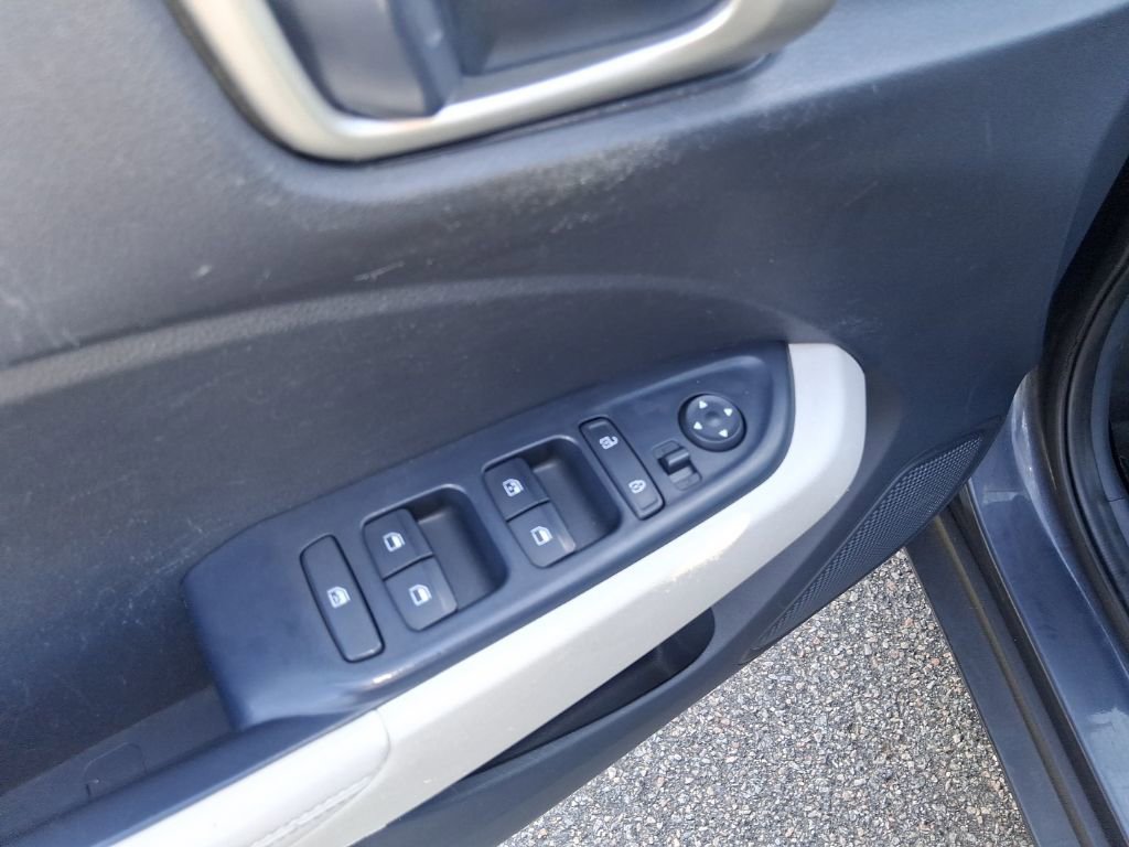 Used 2020 Hyundai Venue FWD image 11