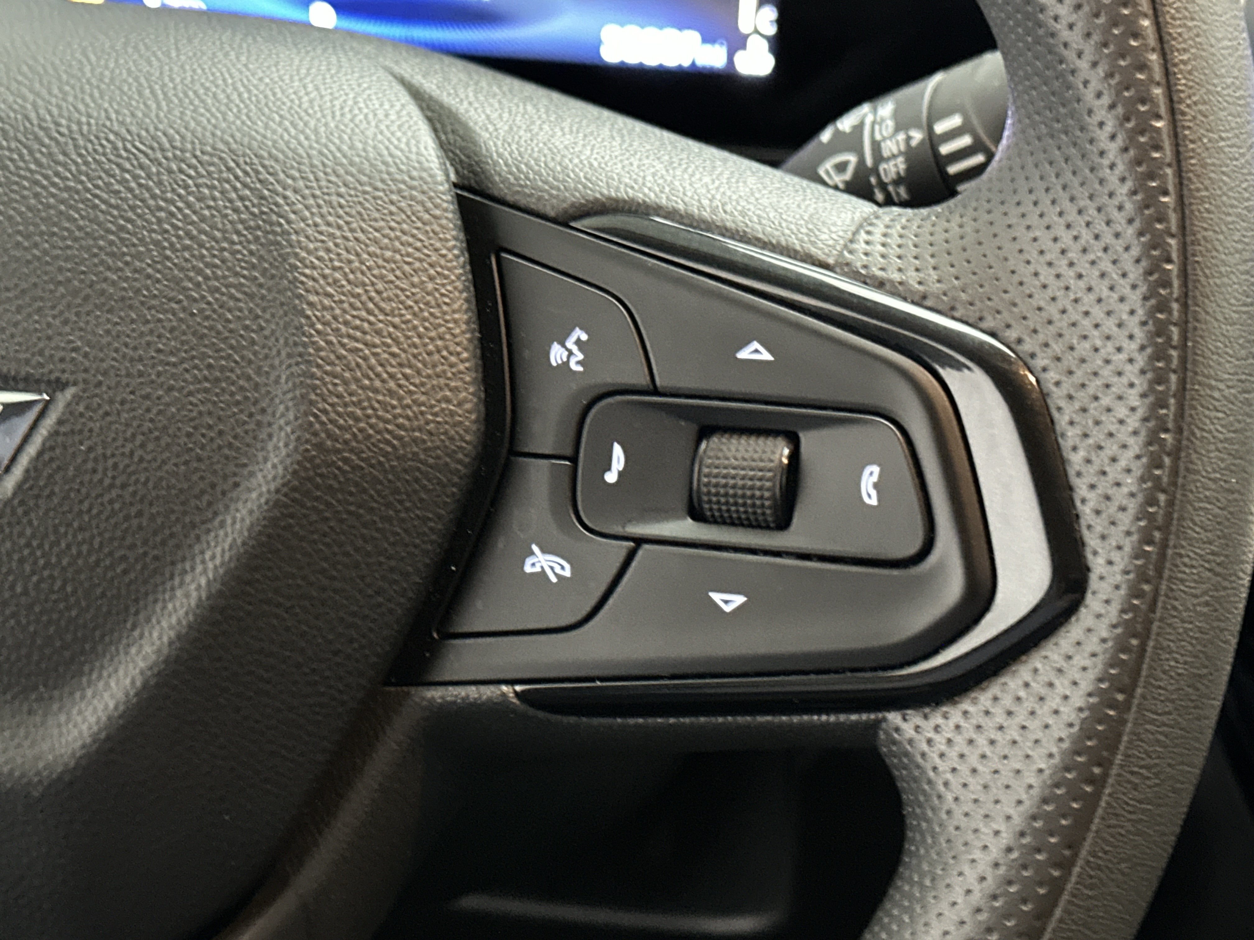 Used 2025 Chevrolet Trax LT FWD image 23