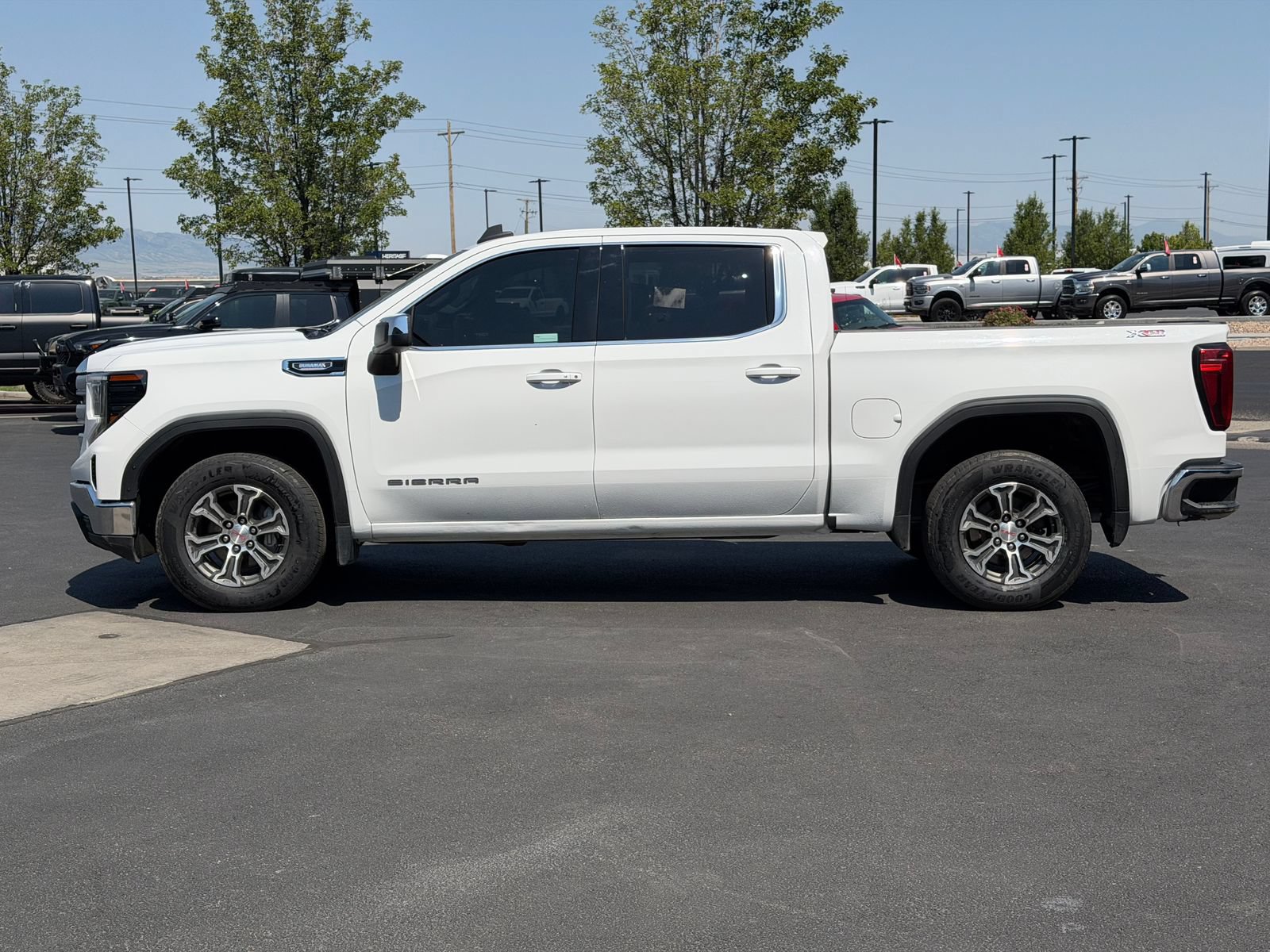 Used 2022 GMC Sierra 1500 SLE w/ X31 Off-Road Package AWD/4WD image 5