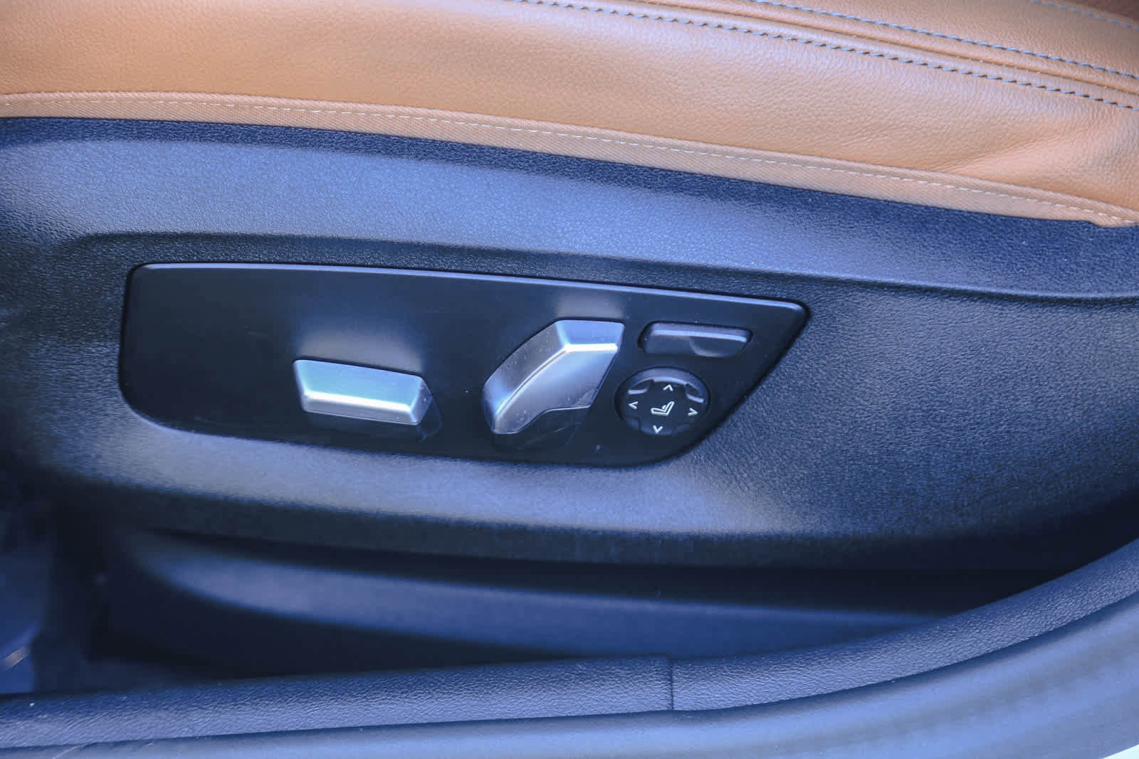 Certified 2023 BMW 530e w/ Convenience Package image 18