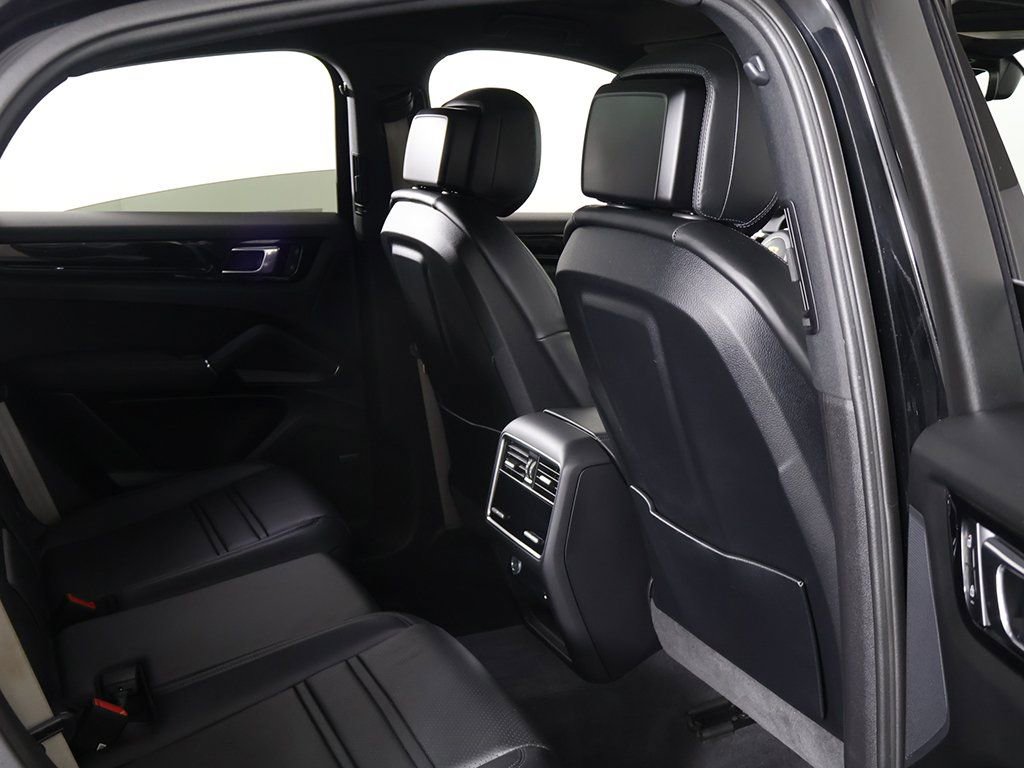 Used 2023 Porsche Cayenne Platinum Edition w/ Premium Package Plus image 31