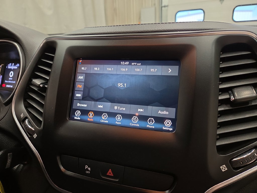 Used 2019 Jeep Cherokee Latitude w/ Cold Weather Group AWD/4WD image 15
