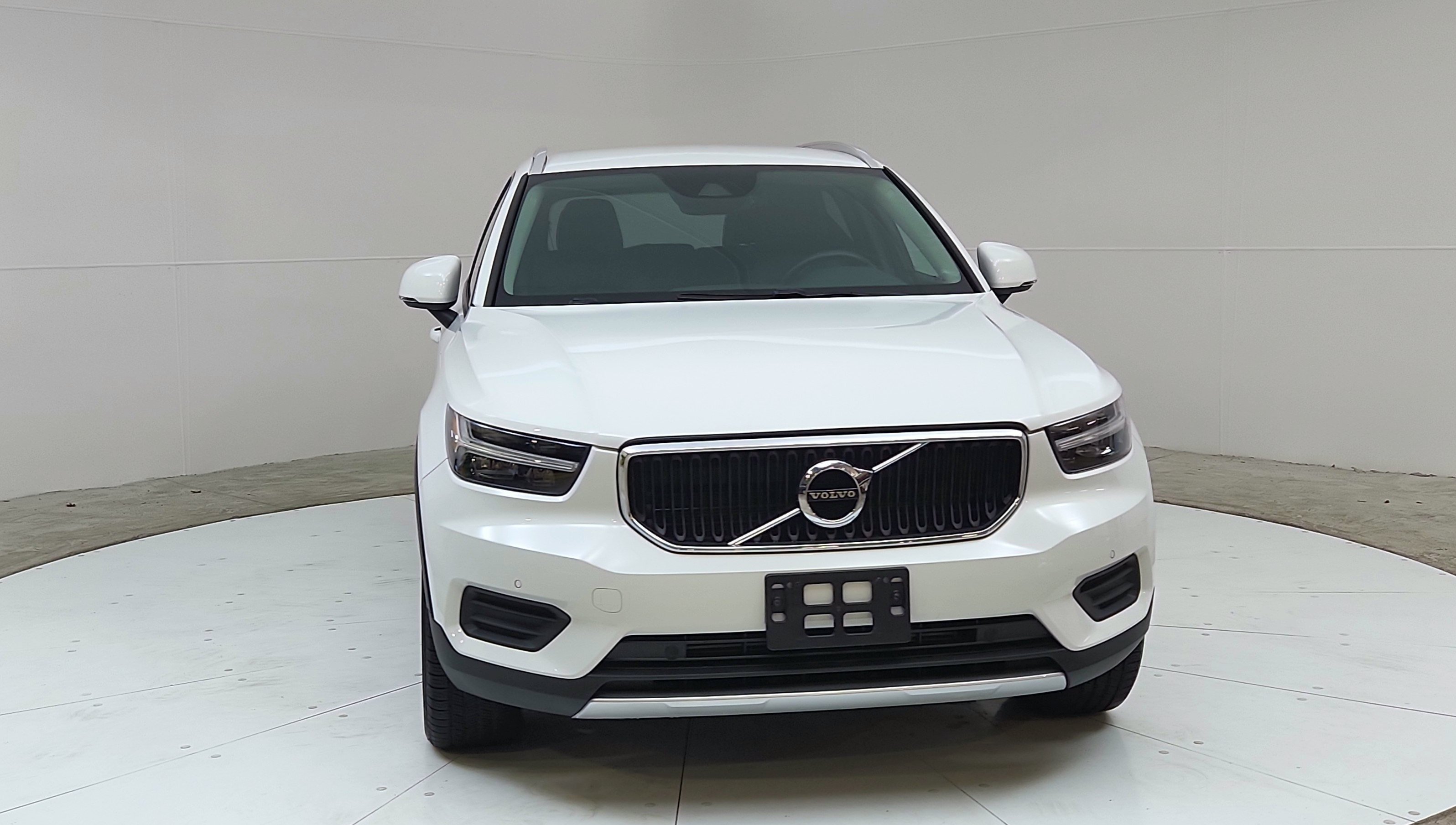 Used 2020 Volvo XC40 T4 Momentum FWD image 2