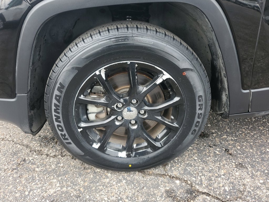 Used 2018 Jeep Cherokee Latitude Plus w/ Cold Weather Group AWD/4WD image 14
