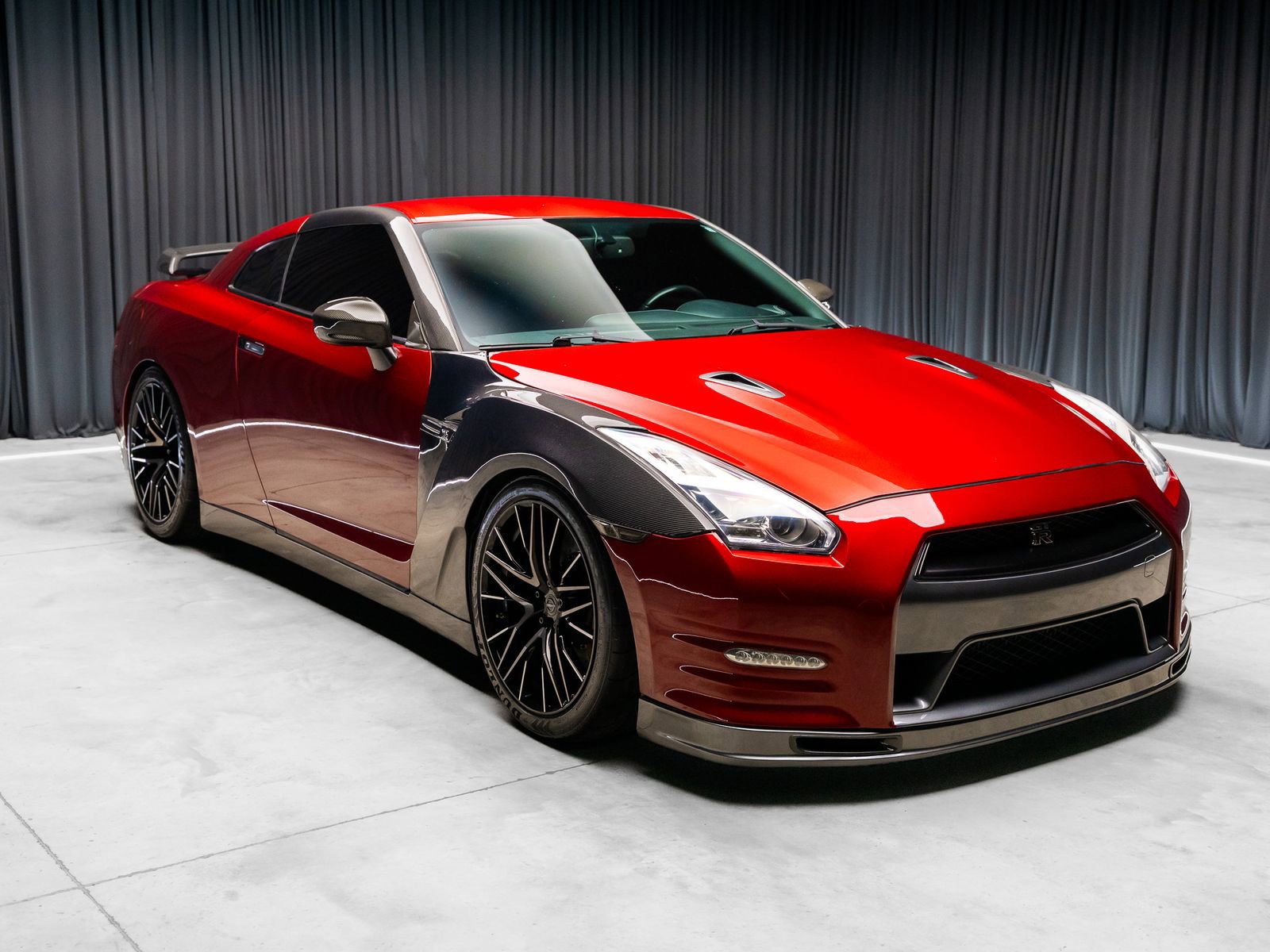 Used 2014 Nissan GT-R Premium AWD/4WD image 2