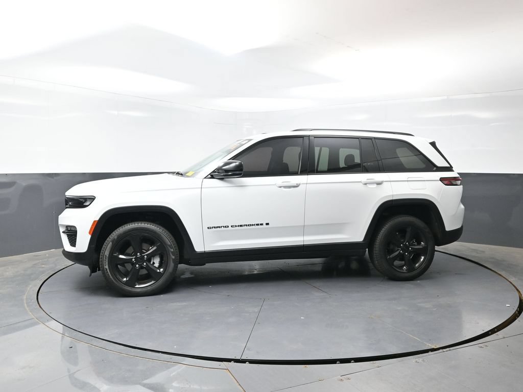 Used 2023 Jeep Grand Cherokee Limited w/ Black Appearance Package AWD/4WD image 10