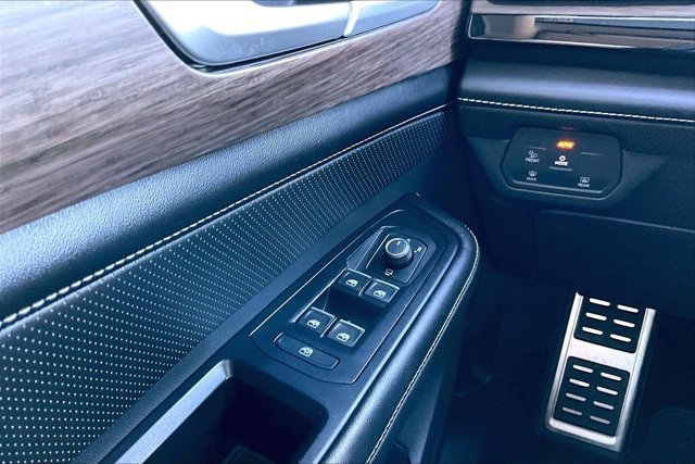 Used 2024 Volkswagen Atlas SEL Premium R-Line image 16