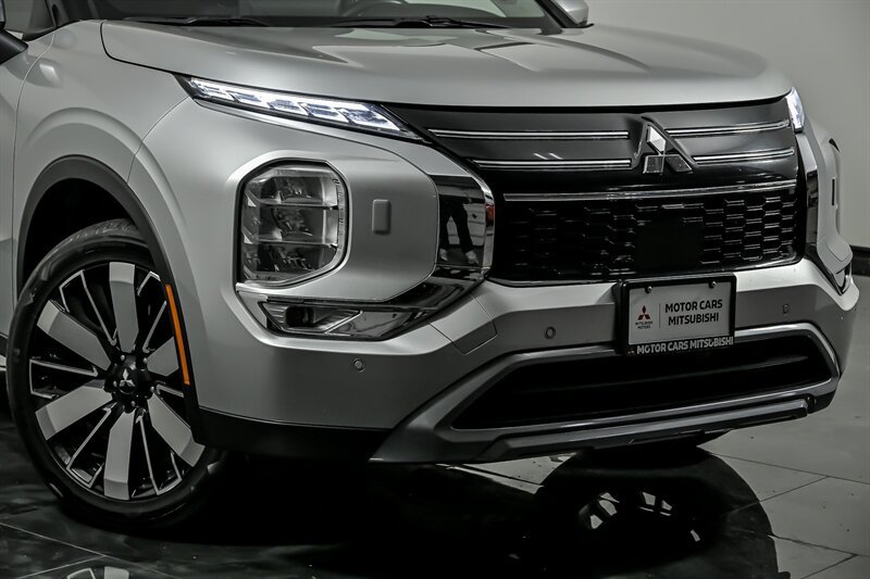 Used 2025 Mitsubishi Outlander AWD image 2