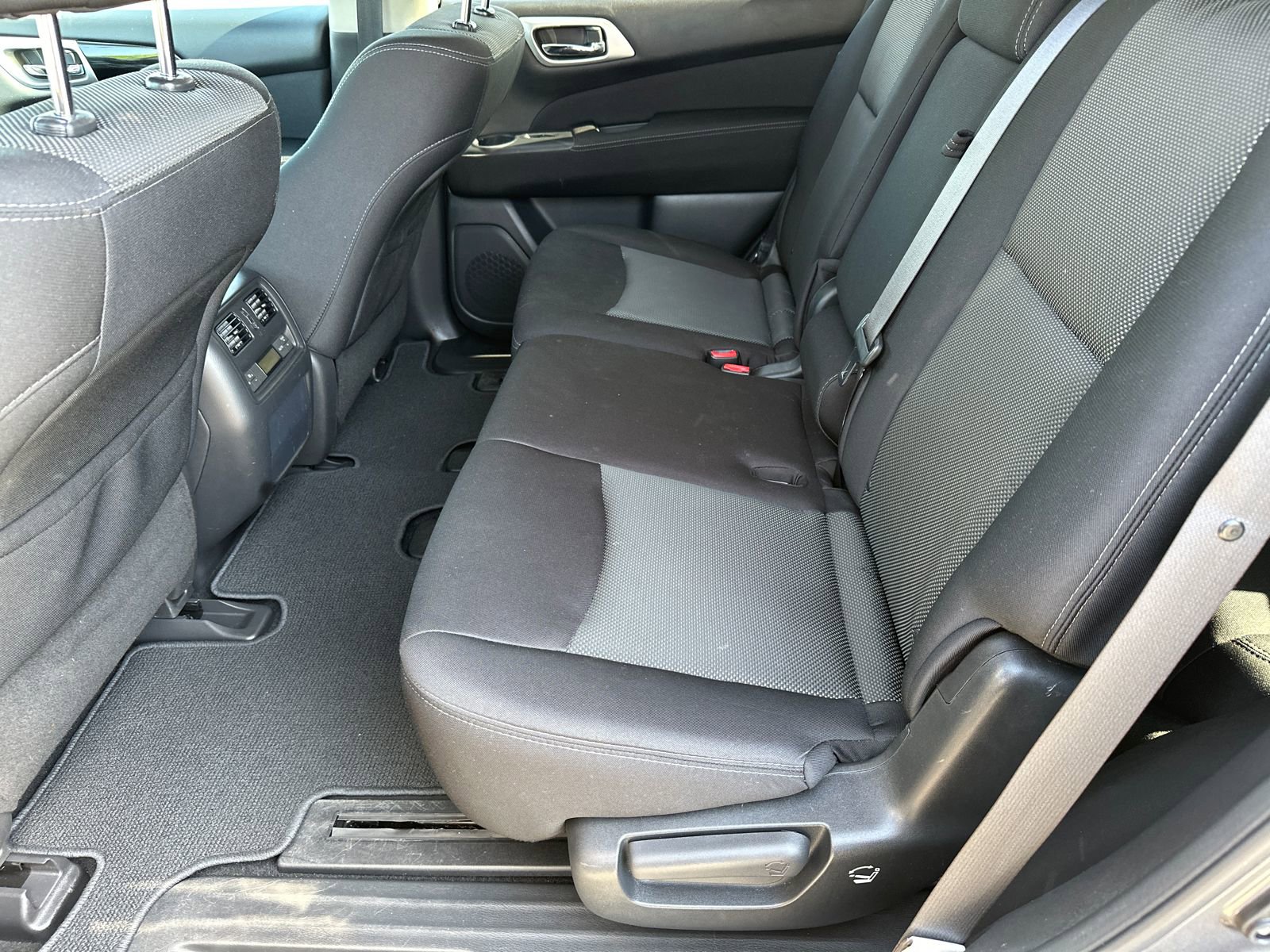 Used 2017 Nissan Pathfinder SV w/ SV Tech Package image 19