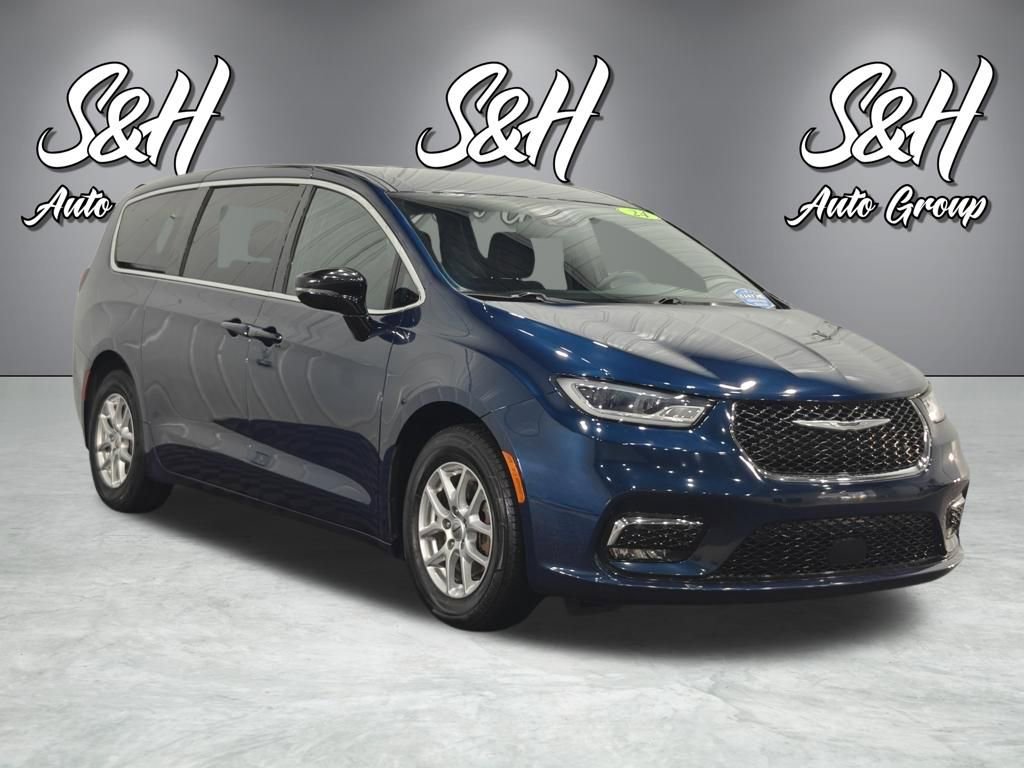 Used 2024 Chrysler Pacifica Touring image 2