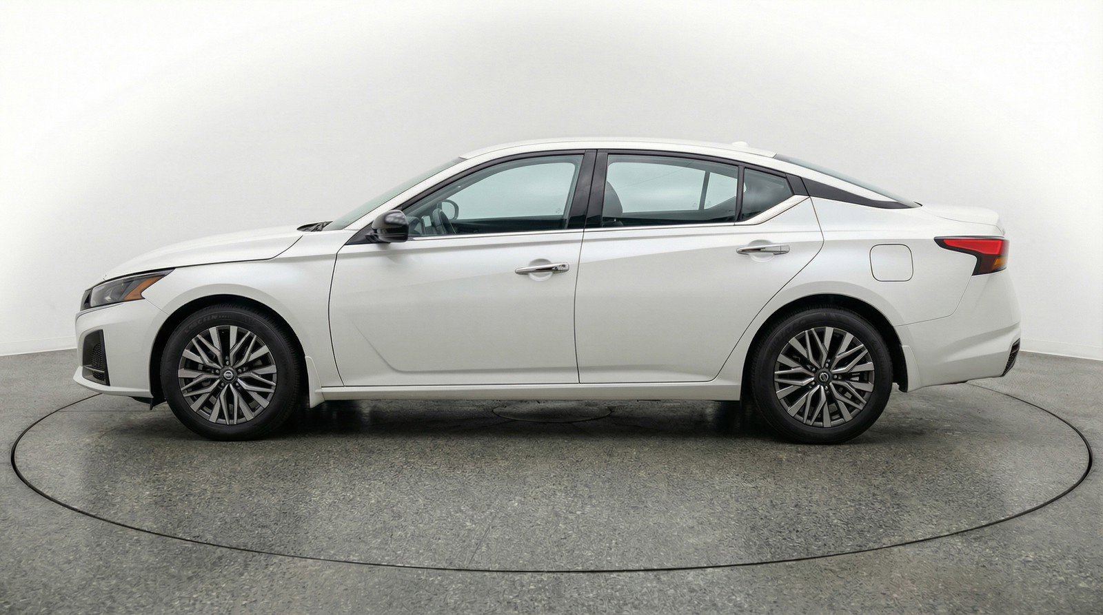 Used 2025 Nissan Altima 2.5 SV FWD image 5