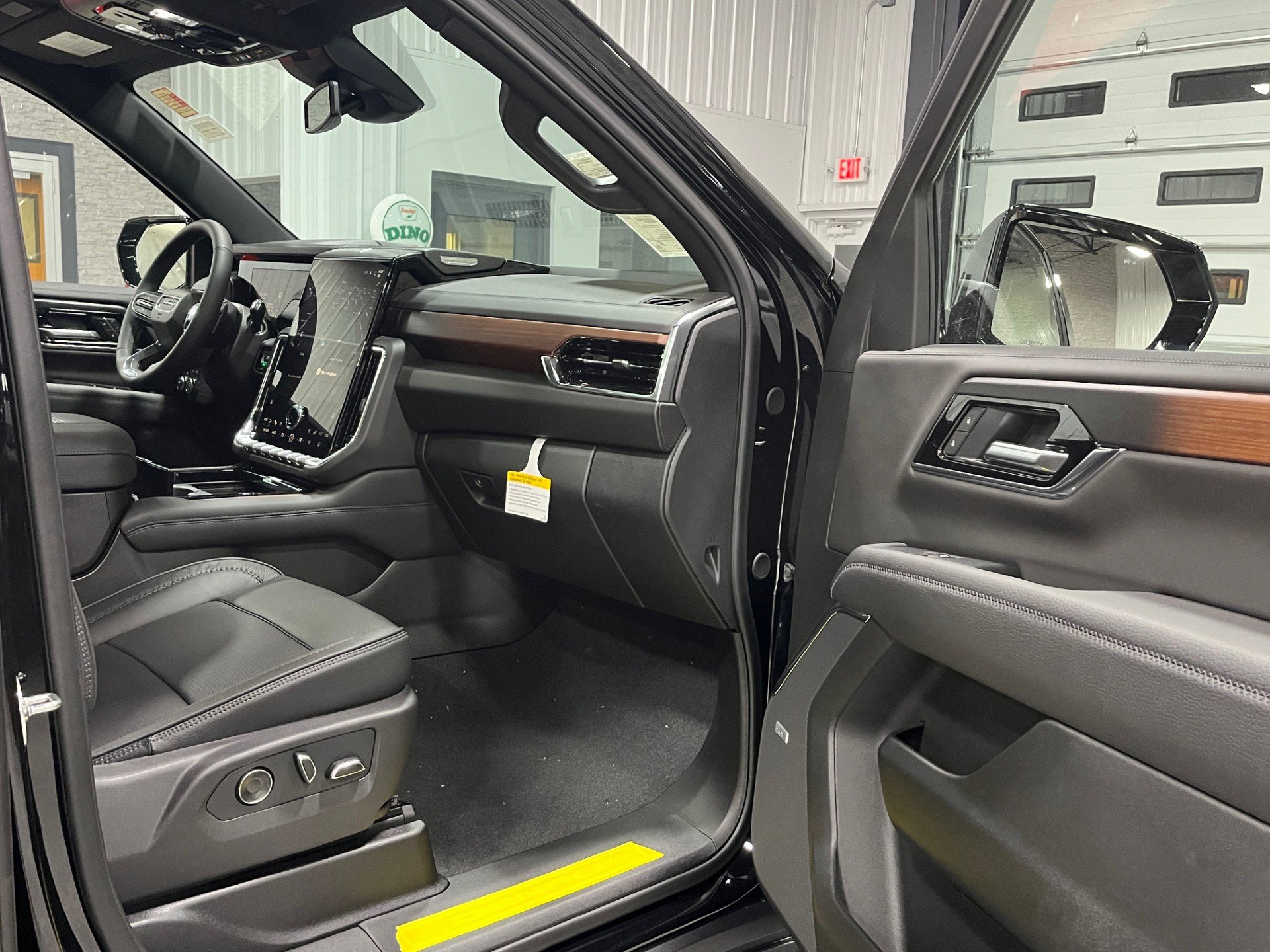 New 2026 GMC Yukon XL Denali w/ Sun & Power Step Package image 8