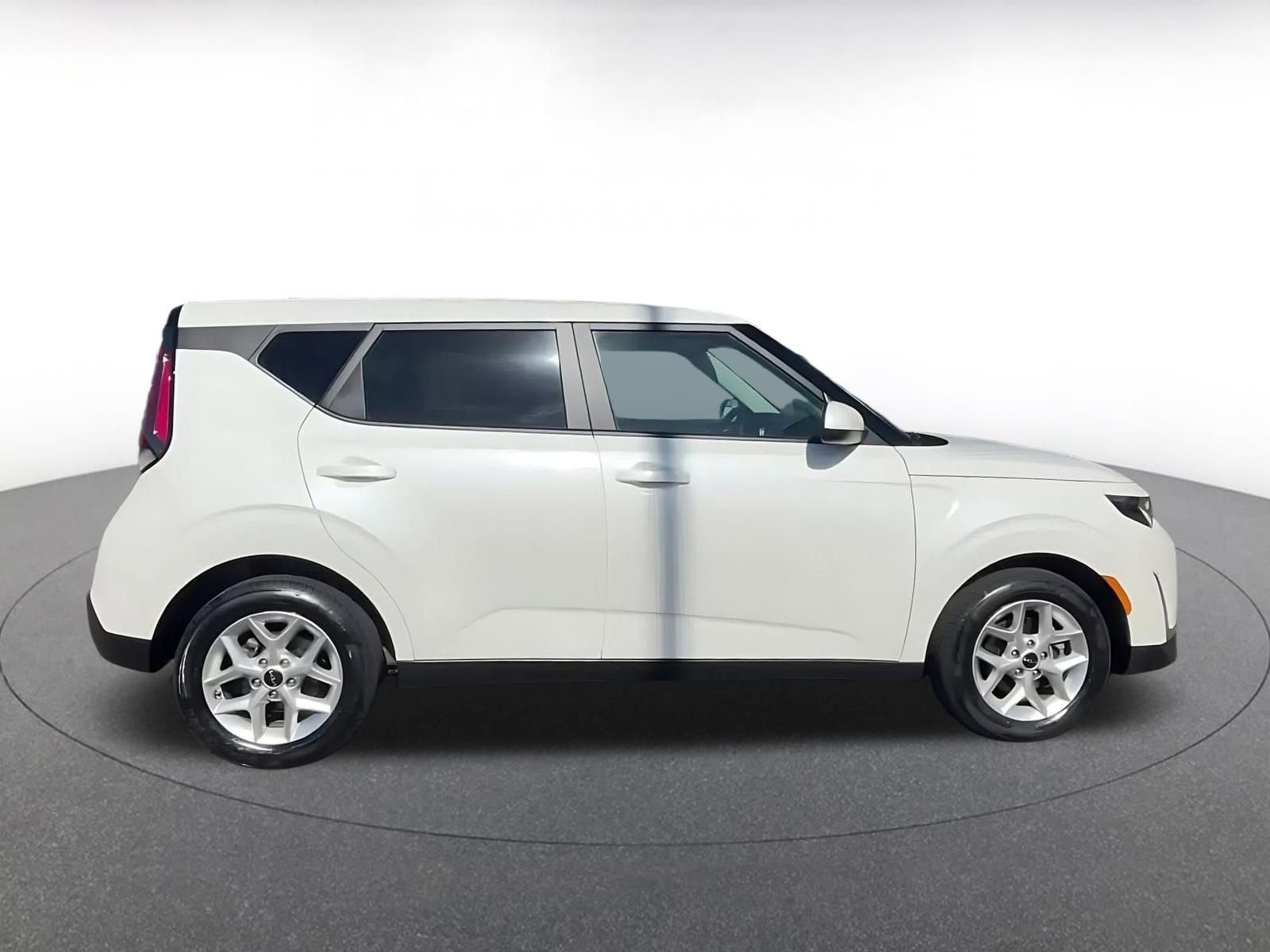 Used 2025 Kia Soul LX w/ LX Technology Package FWD image 16