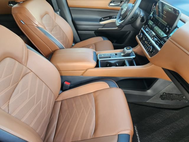 Used 2025 Nissan Pathfinder Platinum w/ Lighting Package (N93) FWD image 15