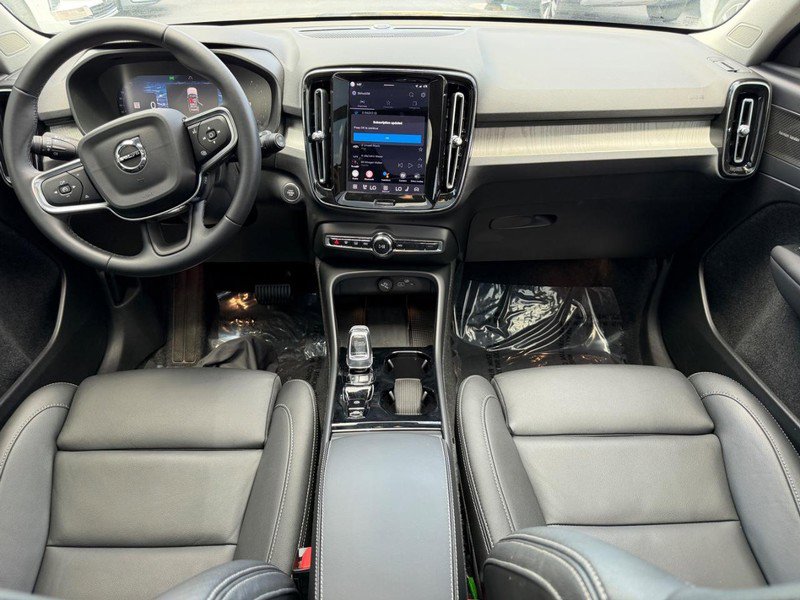 Certified 2025 Volvo XC40 B5 Ultra AWD/4WD image 12