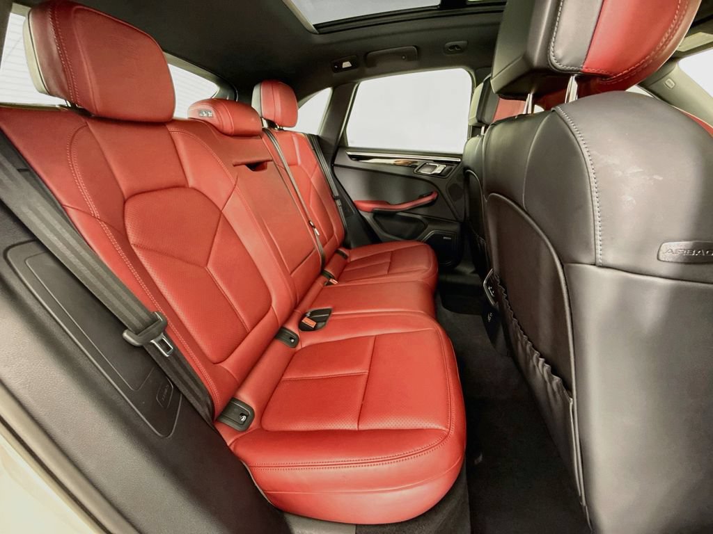 Certified 2025 Porsche Macan AWD/4WD image 29