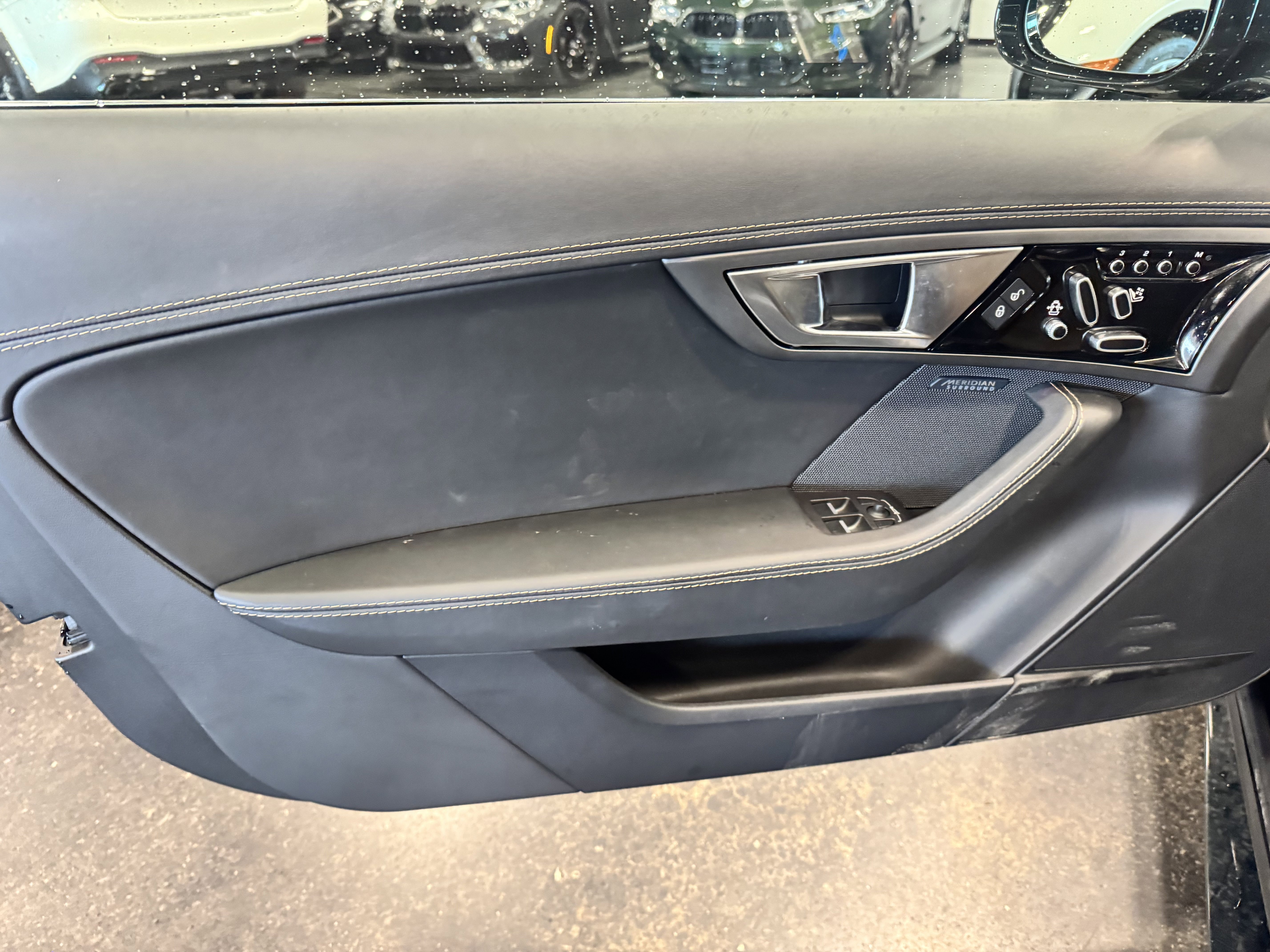 Used 2016 Jaguar F-TYPE R image 28