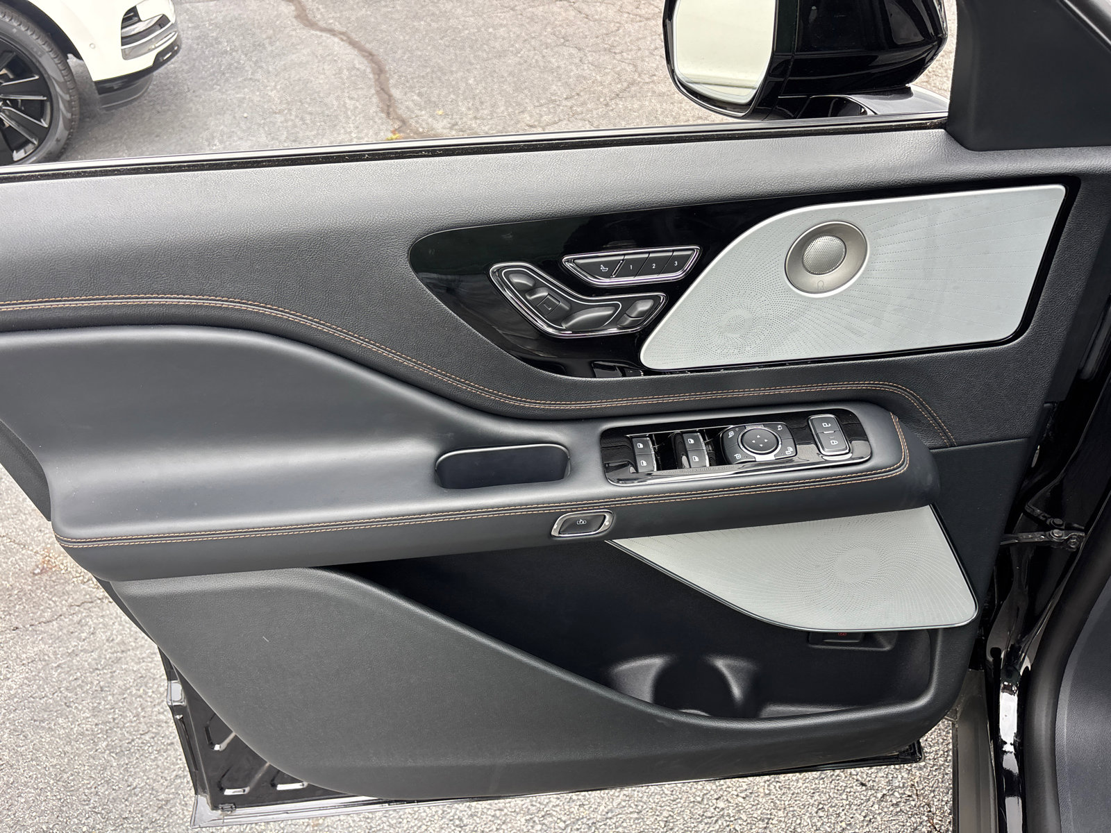 New 2025 Lincoln Aviator Black Label w/ Jet Appearance Package image 11