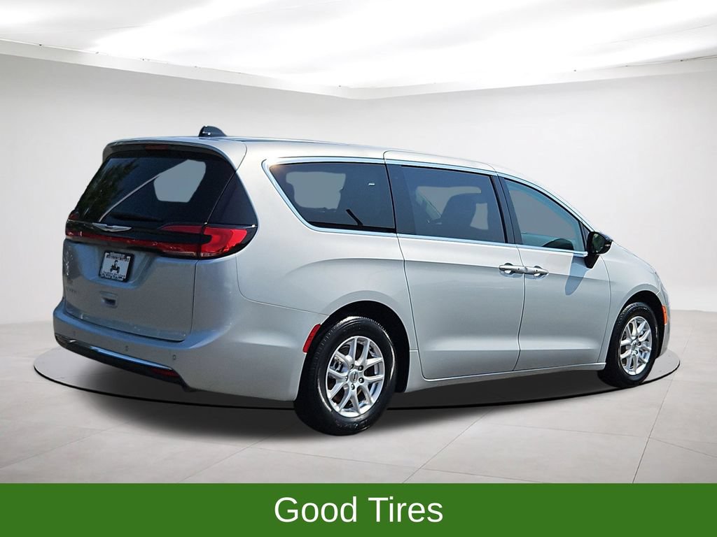 Used 2024 Chrysler Pacifica Touring-L FWD image 7