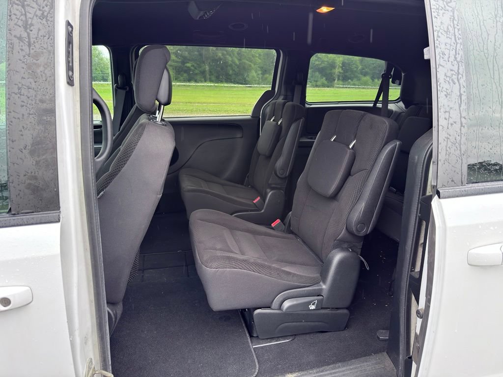 Used 2017 Dodge Grand Caravan SE FWD image 3
