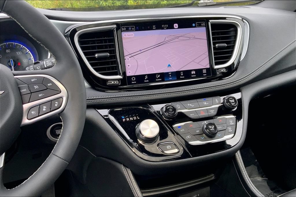 Used 2026 Chrysler Pacifica Limited FWD image 6