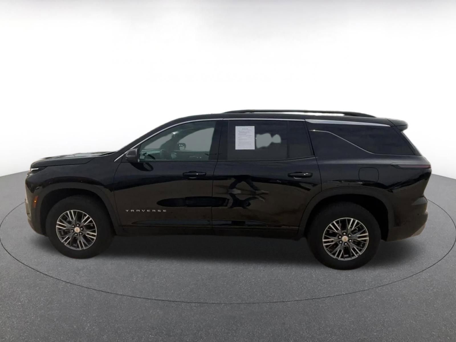 Used 2025 Chevrolet Traverse LT FWD image 9