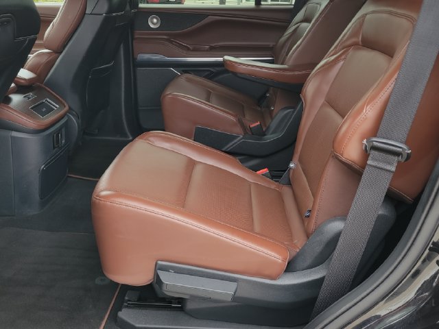 Certified 2025 Lincoln Navigator Reserve AWD/4WD image 11