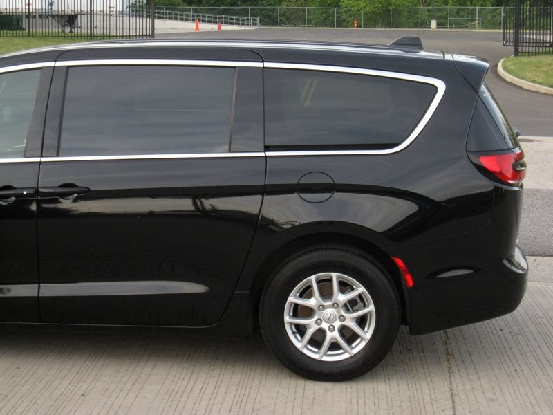 Used 2025 Chrysler Pacifica Select FWD image 8