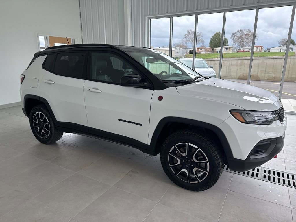 Used 2025 Jeep Compass Trailhawk AWD/4WD image 3