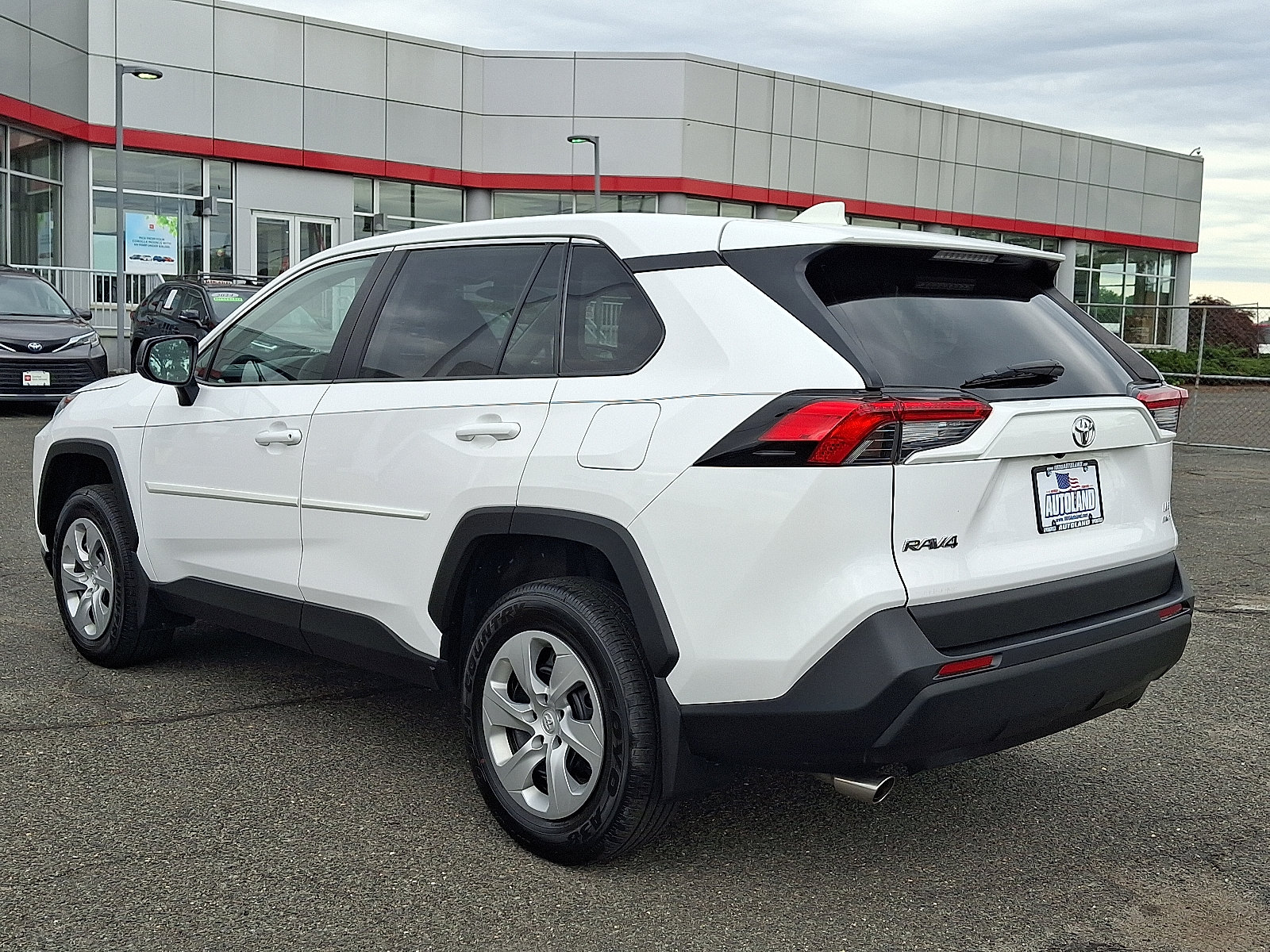 Used 2024 Toyota RAV4 LE AWD/4WD image 5