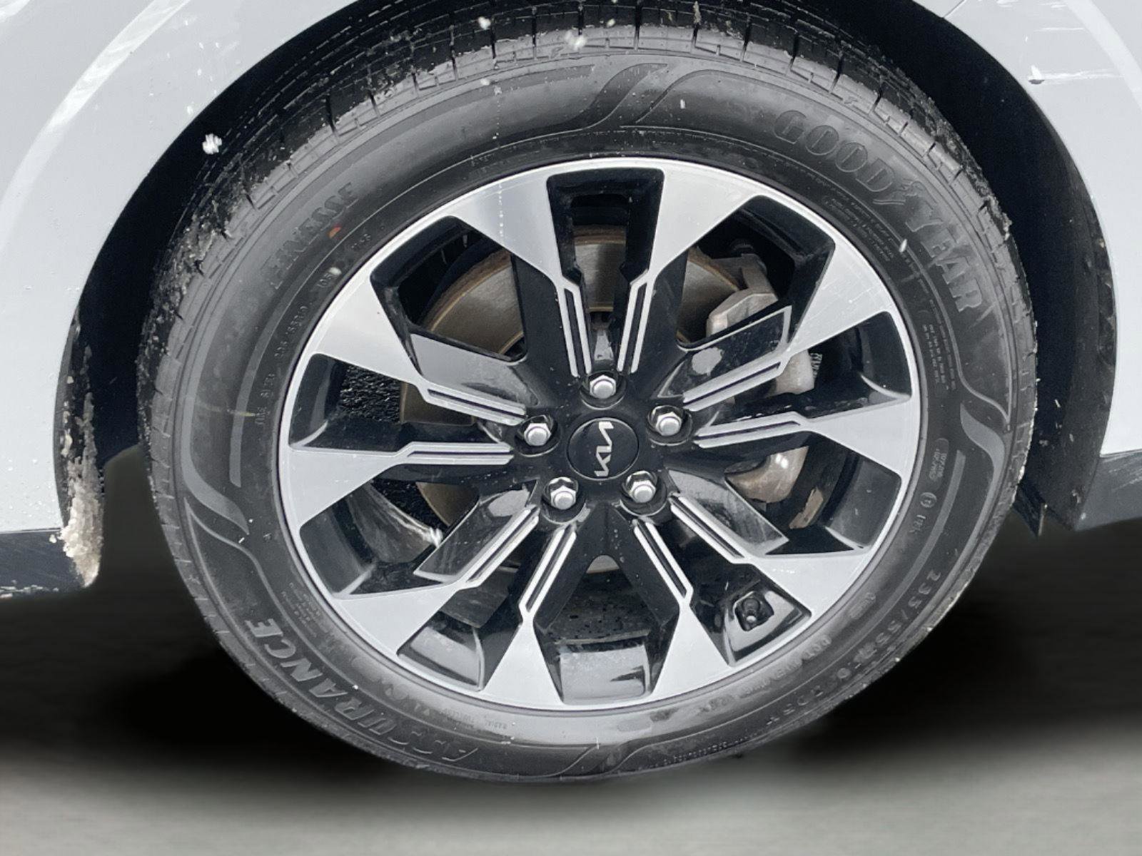 Used 2023 Kia Carnival EX image 11