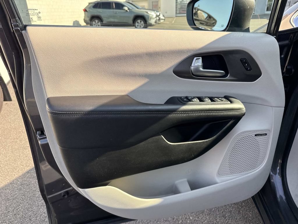 Used 2017 Chrysler Pacifica Limited FWD image 9