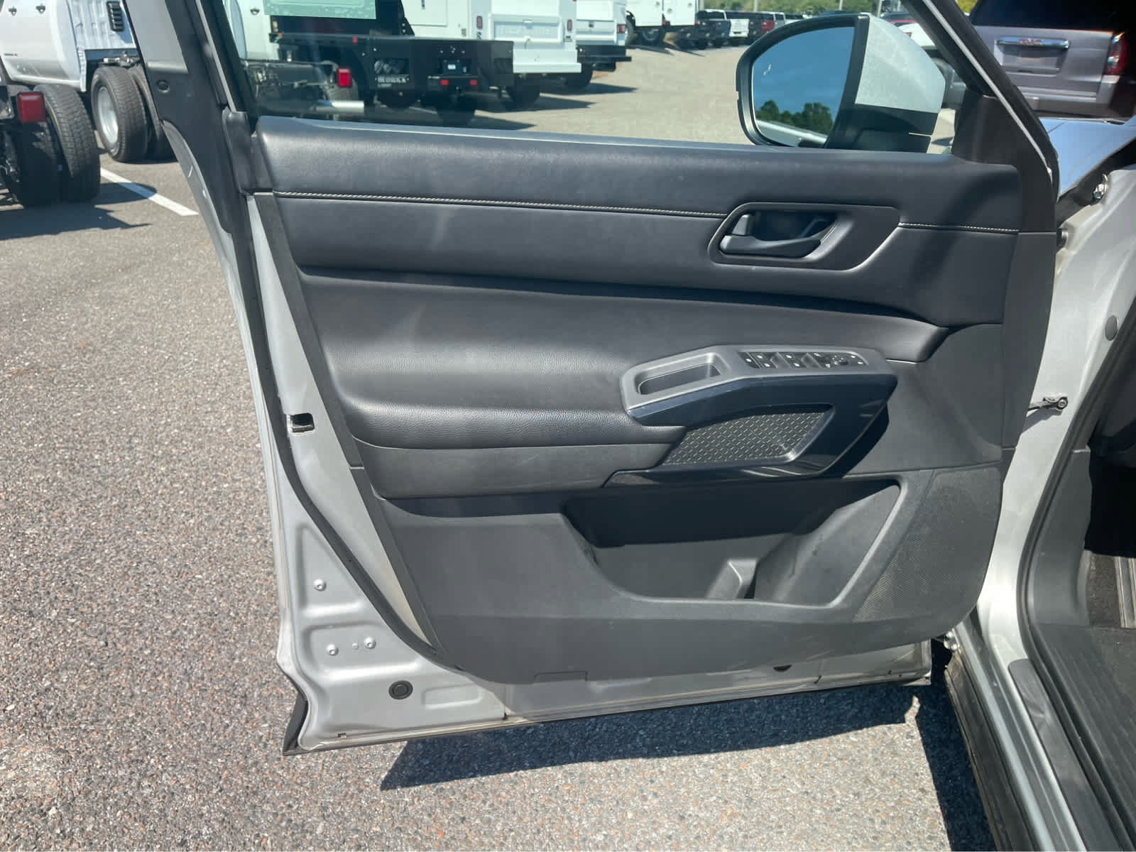 Used 2024 Nissan Pathfinder SV FWD image 10