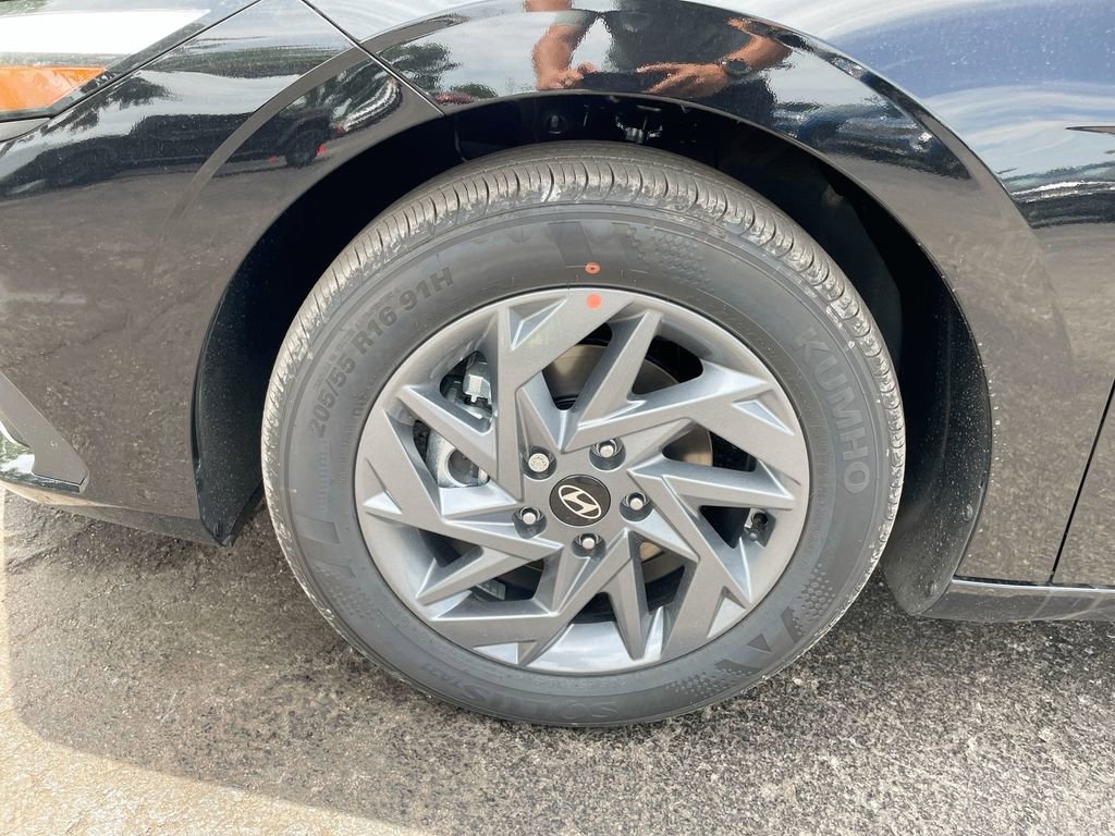 Used 2025 Hyundai Elantra Blue image 36