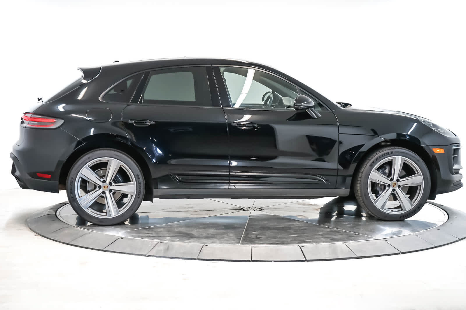 Certified 2025 Porsche Macan AWD/4WD image 8