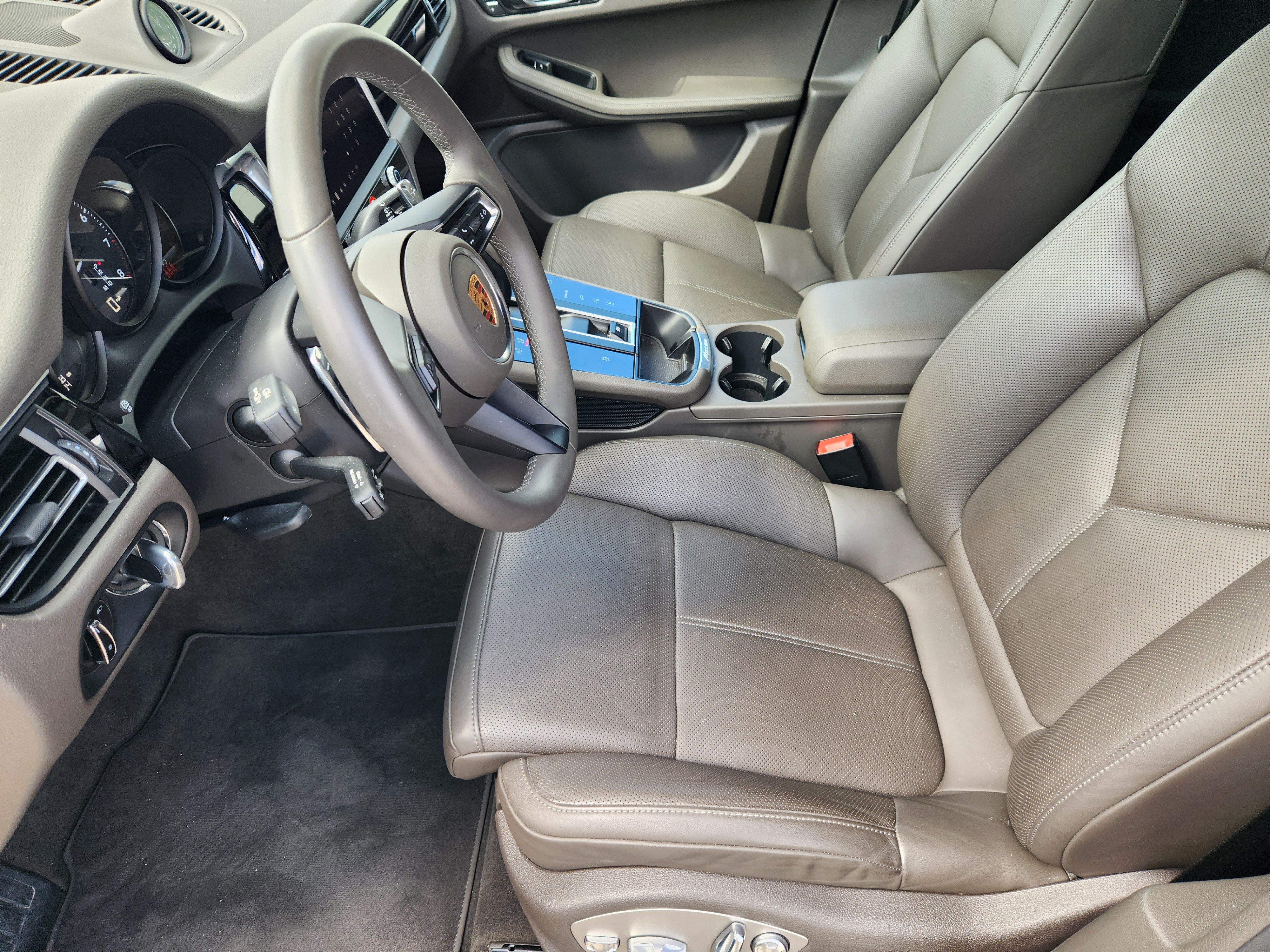 Certified 2026 Porsche Macan AWD/4WD image 16