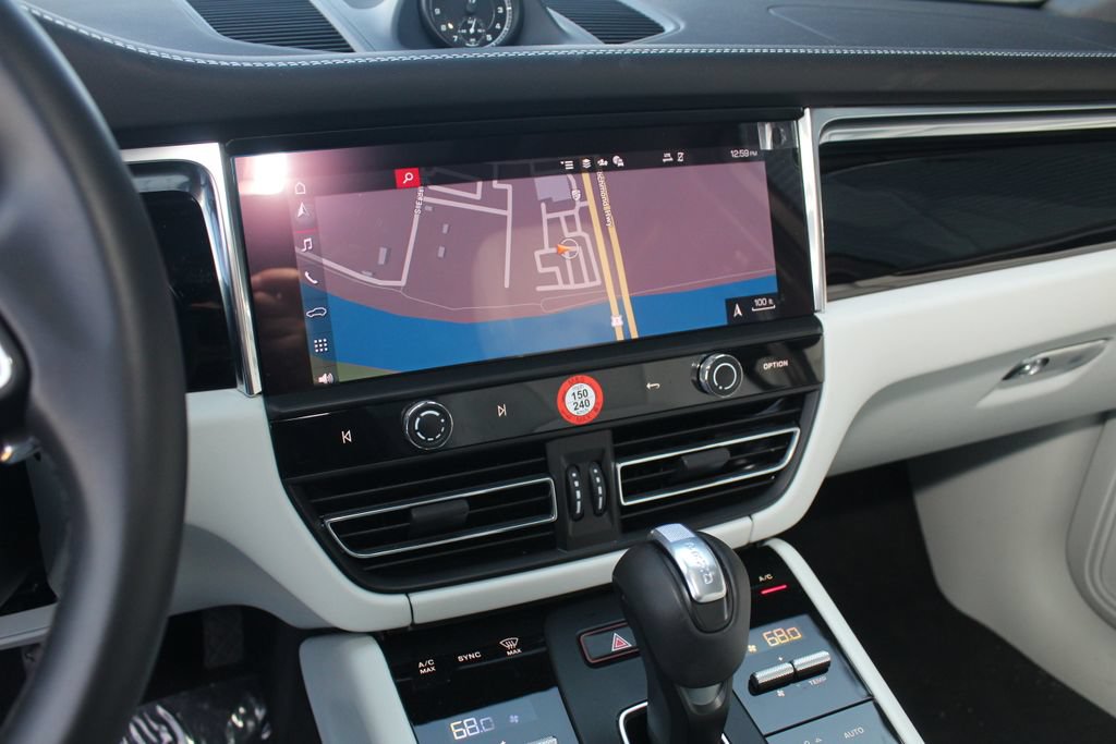 Certified 2026 Porsche Macan AWD/4WD image 18