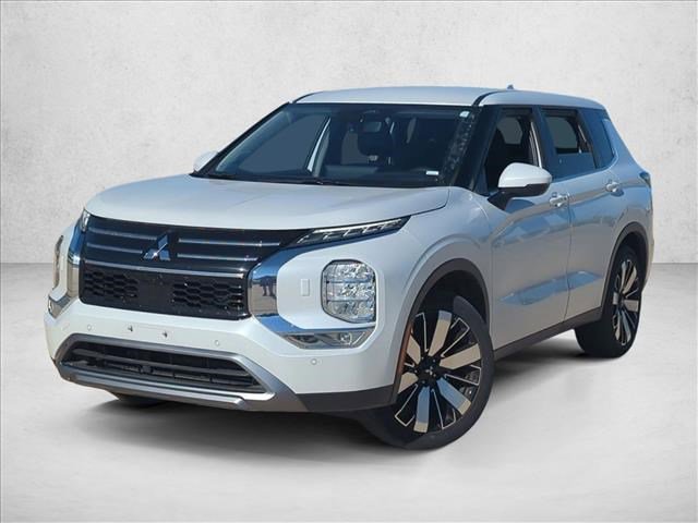 Used 2025 Mitsubishi Outlander SE