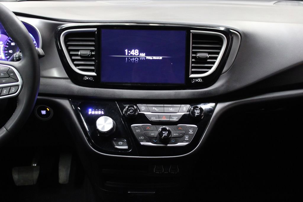 Used 2025 Chrysler Pacifica Select image 14