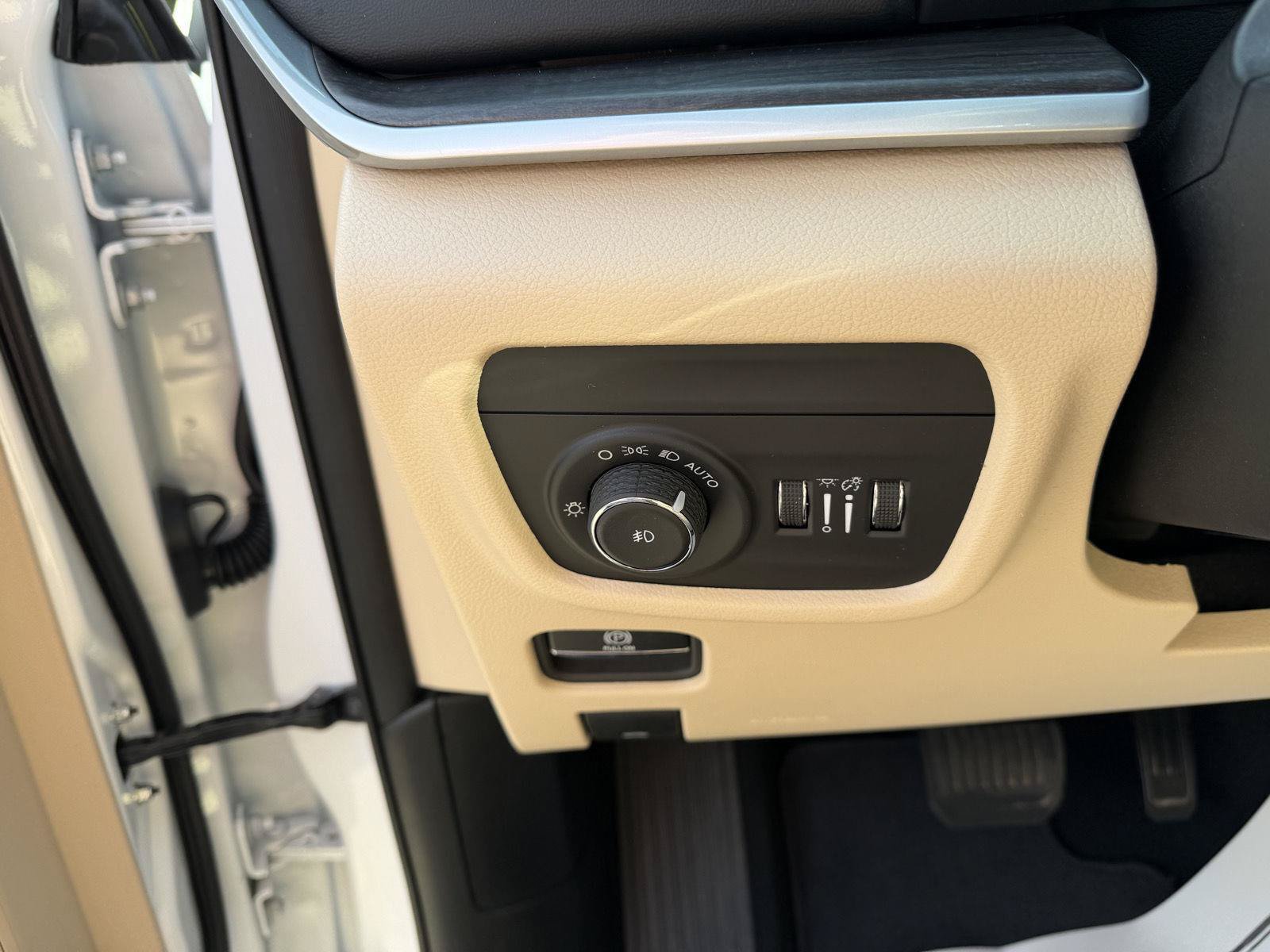 Used 2024 Jeep Grand Cherokee Limited w/ Black Appearance Package RWD image 6