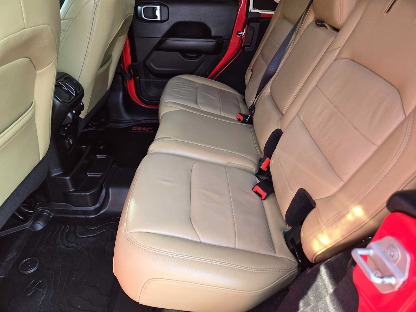 Used 2018 Jeep Wrangler Unlimited Sahara AWD/4WD image 29