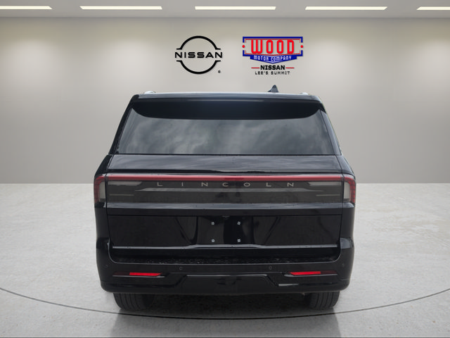 Used 2025 Lincoln Navigator Reserve AWD/4WD image 3
