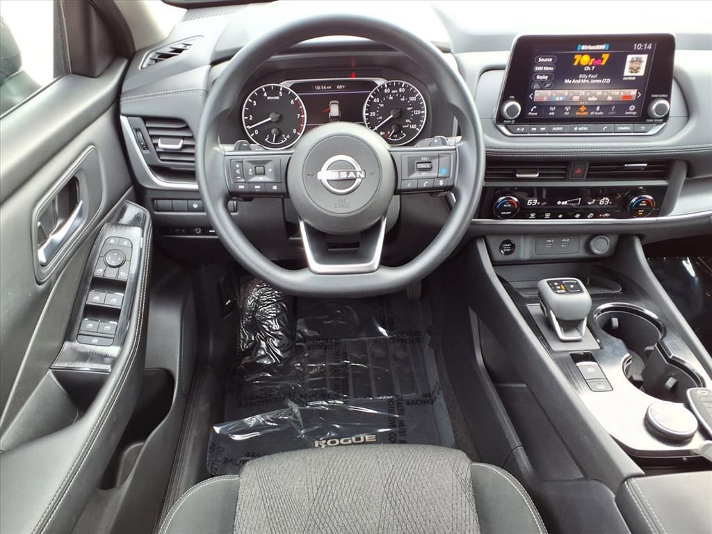 Used 2024 Nissan Rogue SV image 3