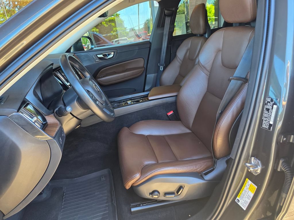 Used 2019 Volvo XC60 T5 Momentum w/ Multimedia Package AWD/4WD image 4