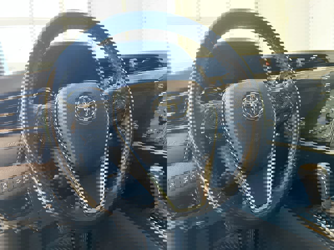 Used 2020 Toyota Camry SE w/ Sunroof Package image 14