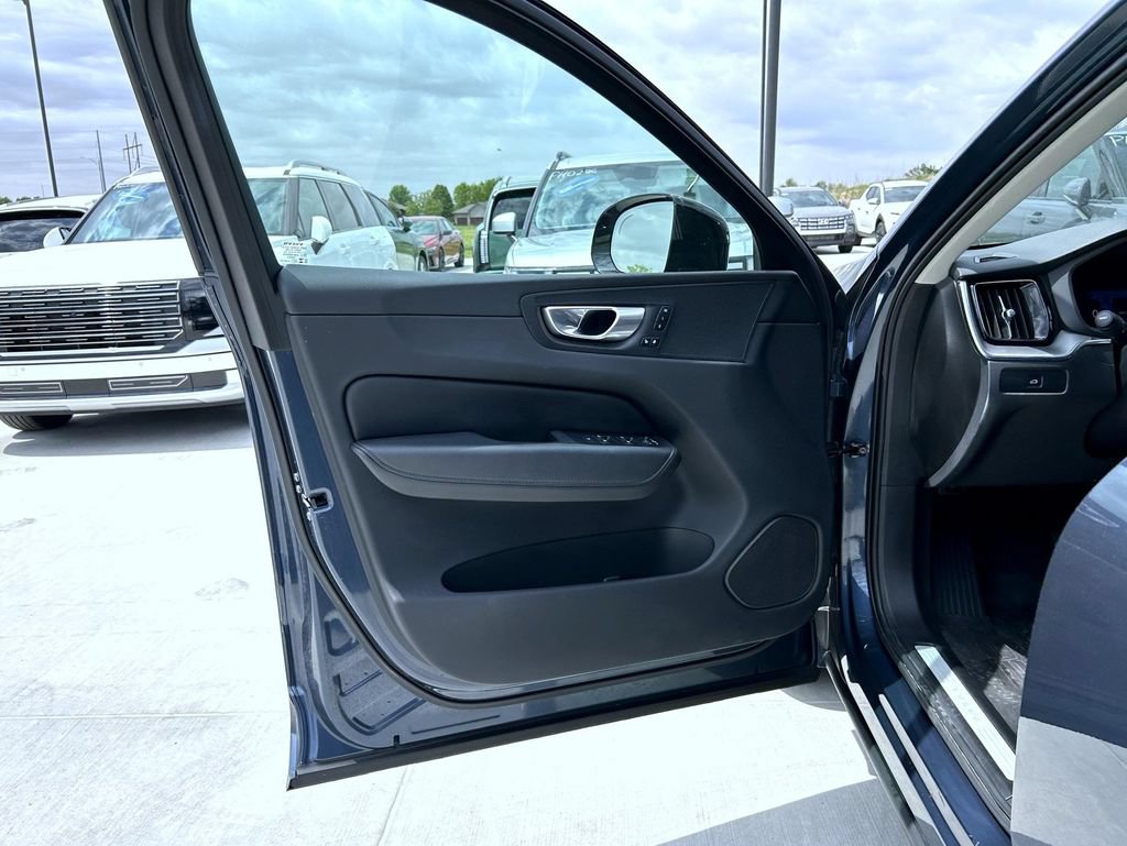 Used 2024 Volvo XC60 B5 Core w/ Climate Package AWD/4WD image 9