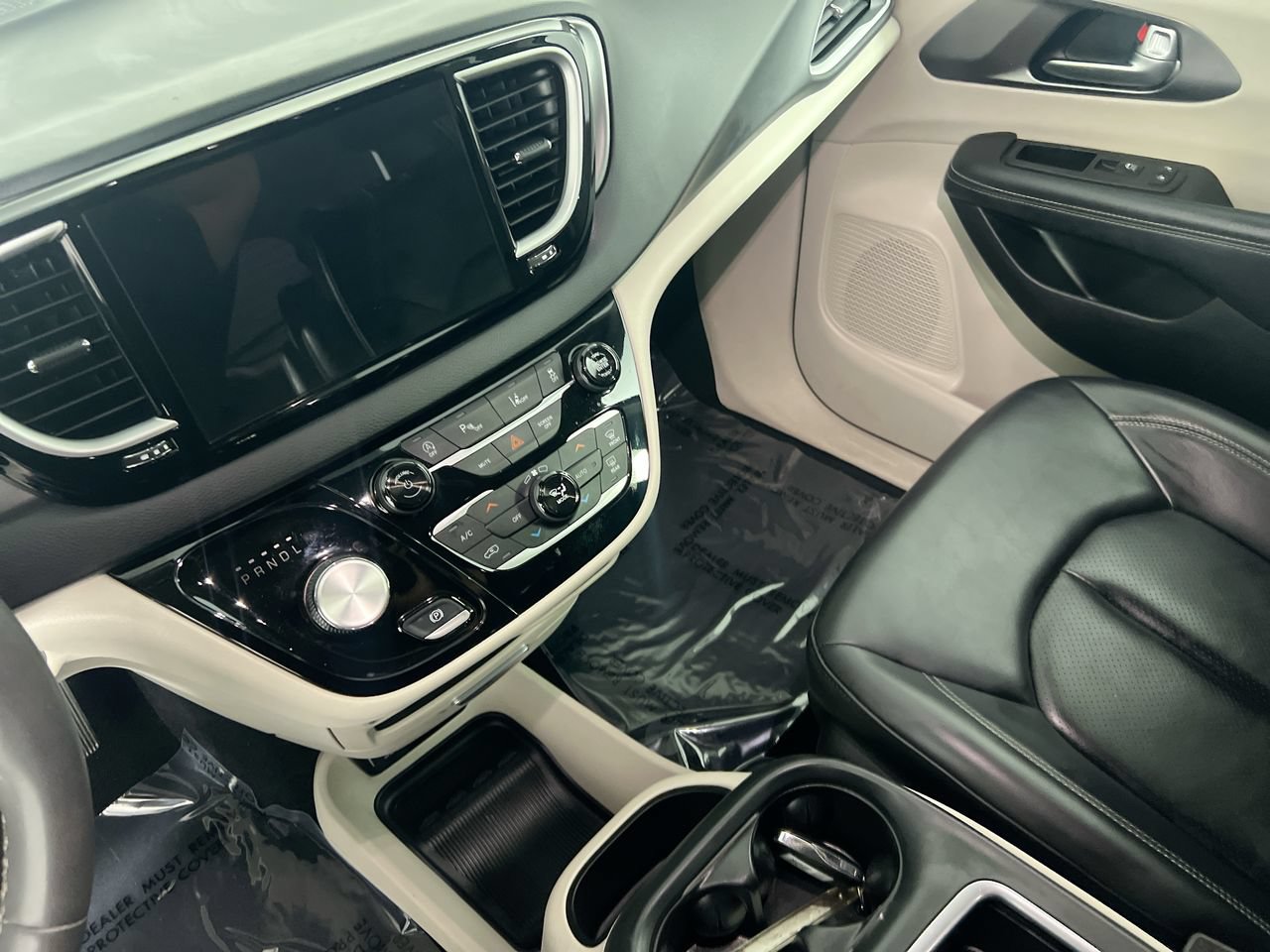 Used 2023 Chrysler Pacifica Touring-L FWD image 23